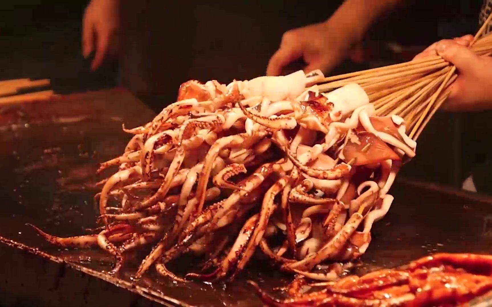 【烤鱿鱼】这烤鱿鱼的方式太粗暴了,一手抓一大把,却看着就流口水