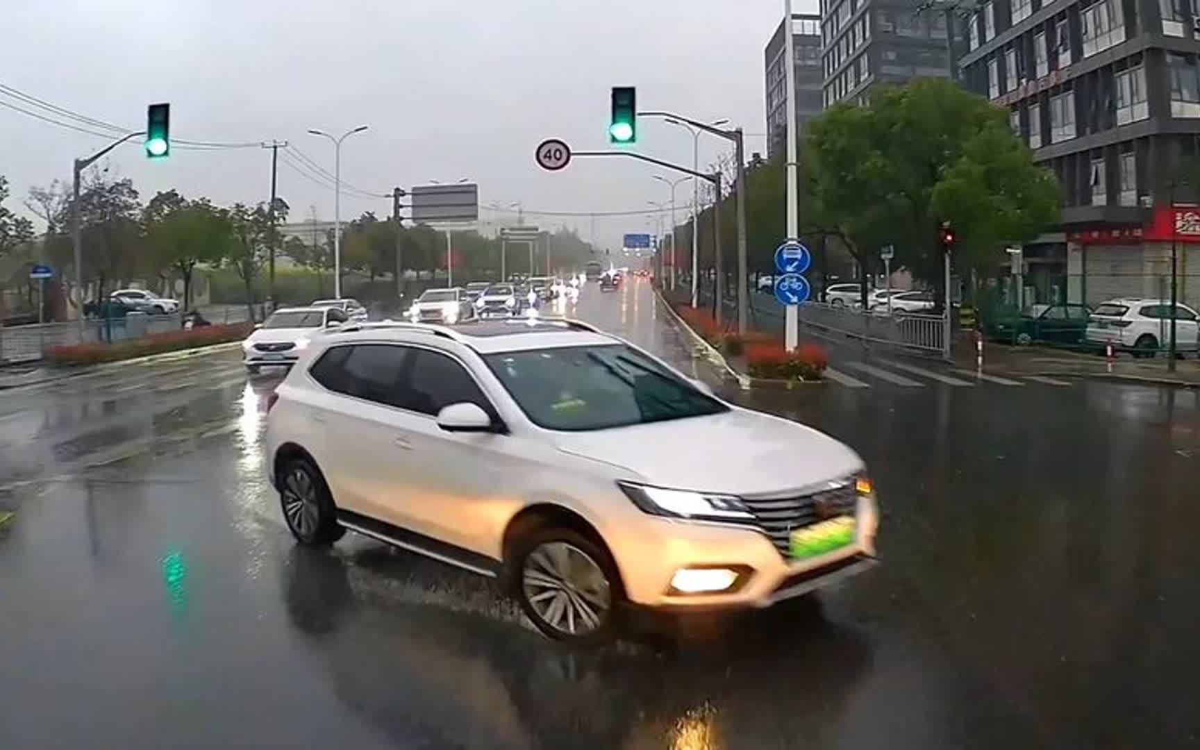 遇到这种左转的车你会不会让,其实车主松一脚油门他就