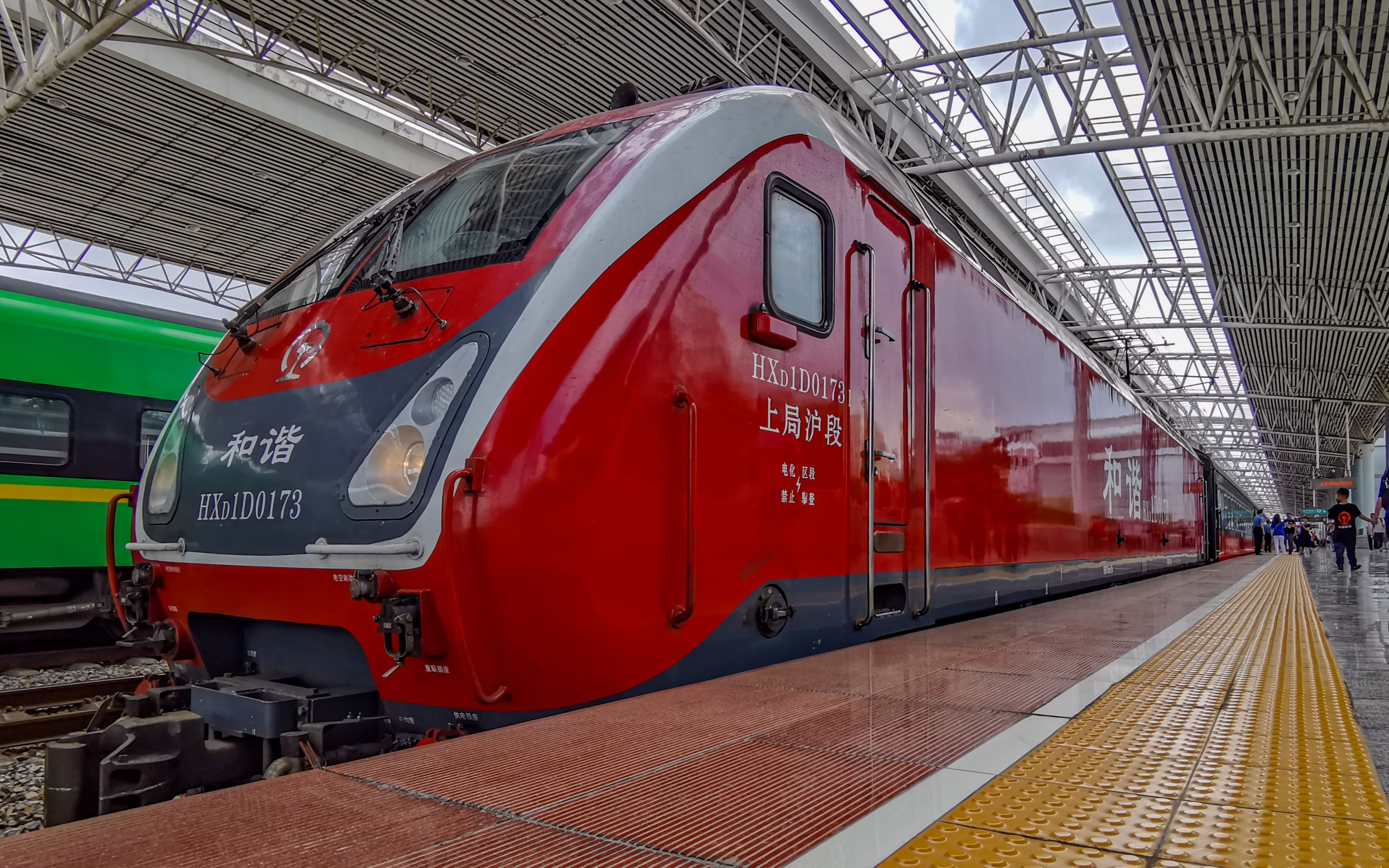 【侧方展望】y701次红色旅游专列行经沪昆铁路上海西——嘉善站区间