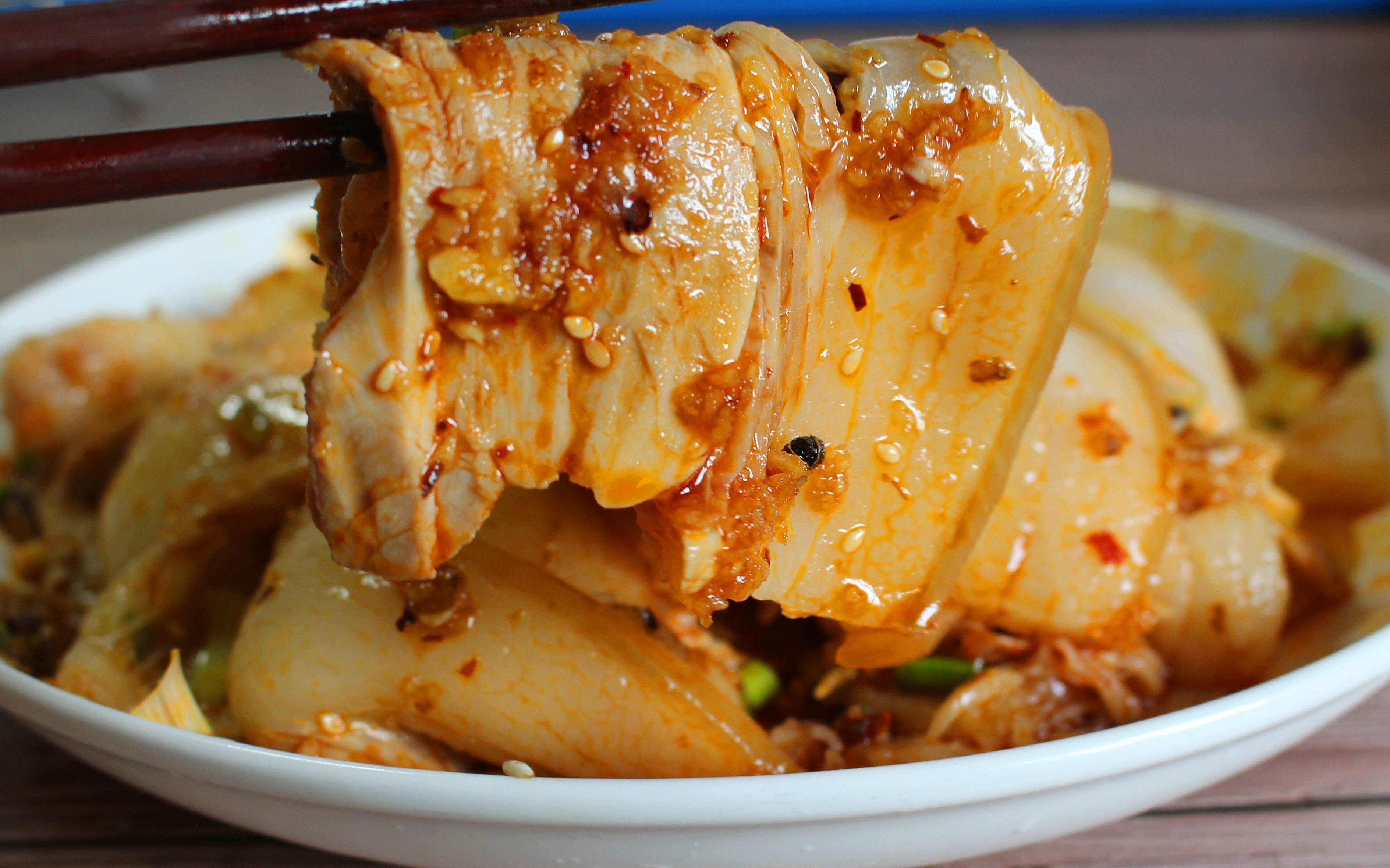 蒜泥白肉的家常做法,好吃不腻,在40度的高温下只想吃这个了