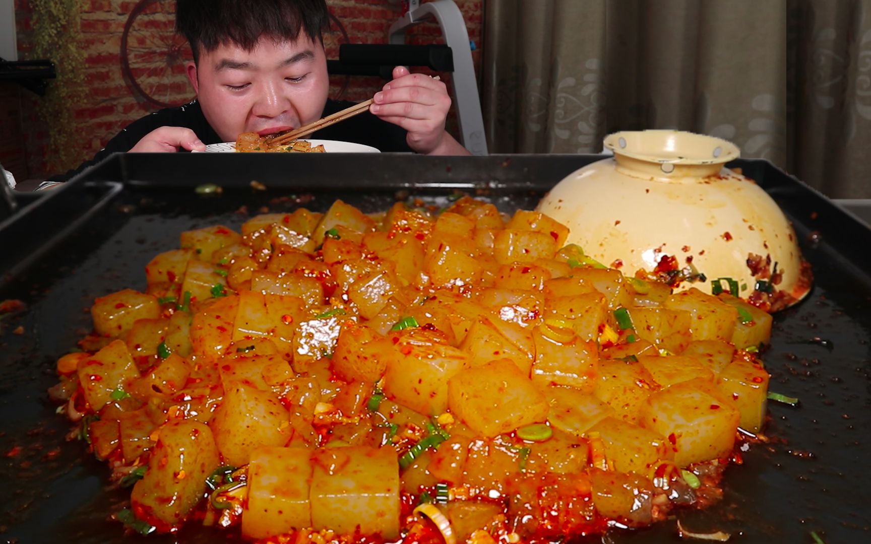 老猫做铁板炒凉粉,在家做出街摊的感觉,香辣软糯真过瘾