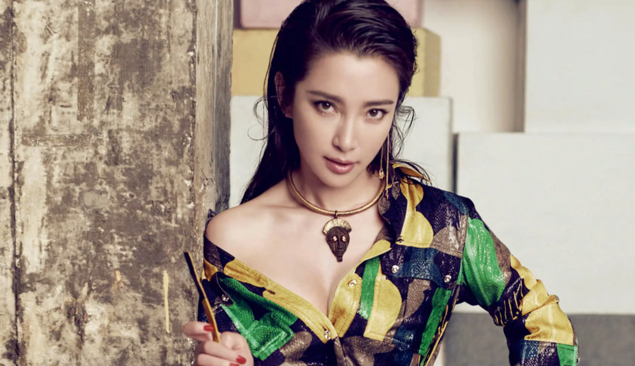 李冰冰鞋跟太高被人扶,手上戴满钻石珠宝,主持人下蹲为她拉裙摆