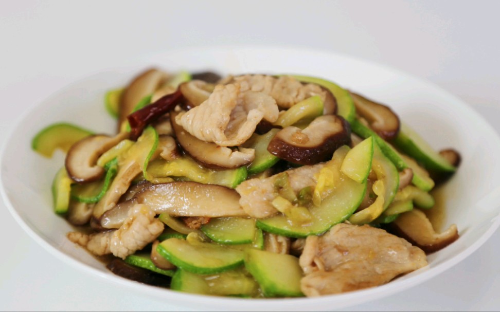 巨好吃的西葫芦炒香菇!好吃不胖,营养丰富味道鲜美