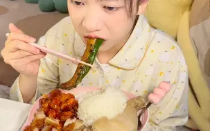 Download Video: 下班在菜市场觅食～全是小时候的味道！想念妈妈做的饭了