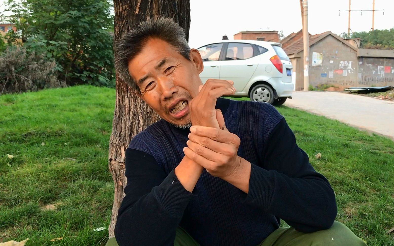 农村57岁单身汉20年没干过活,1个月只有200块钱生活费,看完心酸_哔哩