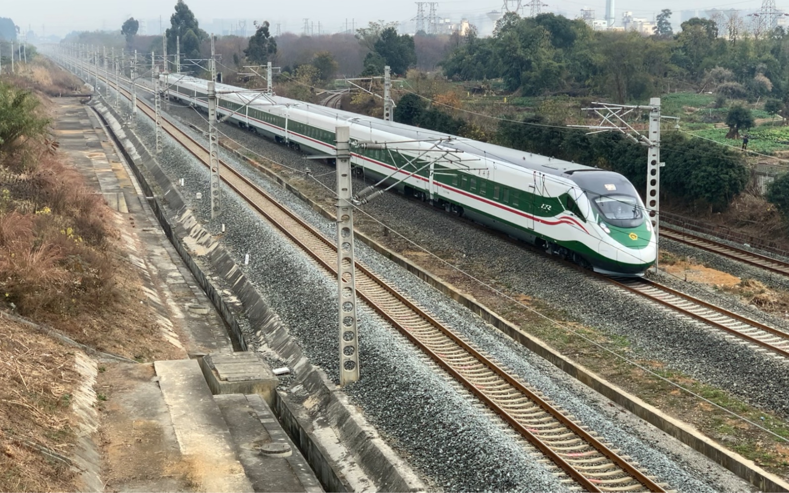 c71次ad钙奶瓶涂装复兴号动车通过新成昆铁路