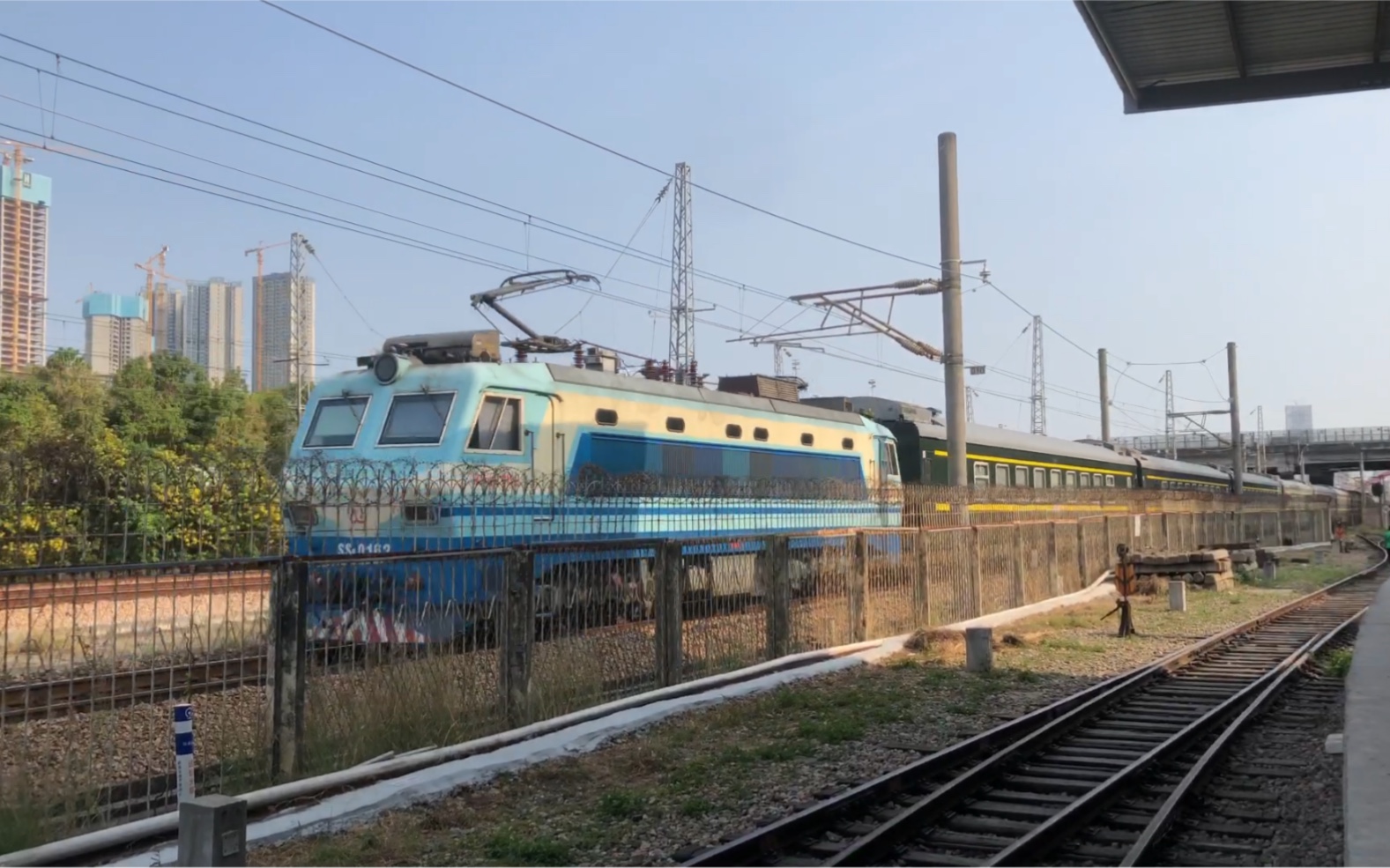 【铁道调研】广铁广段 ss8-0145 0162 扫把动集牵引z8006通过广九线