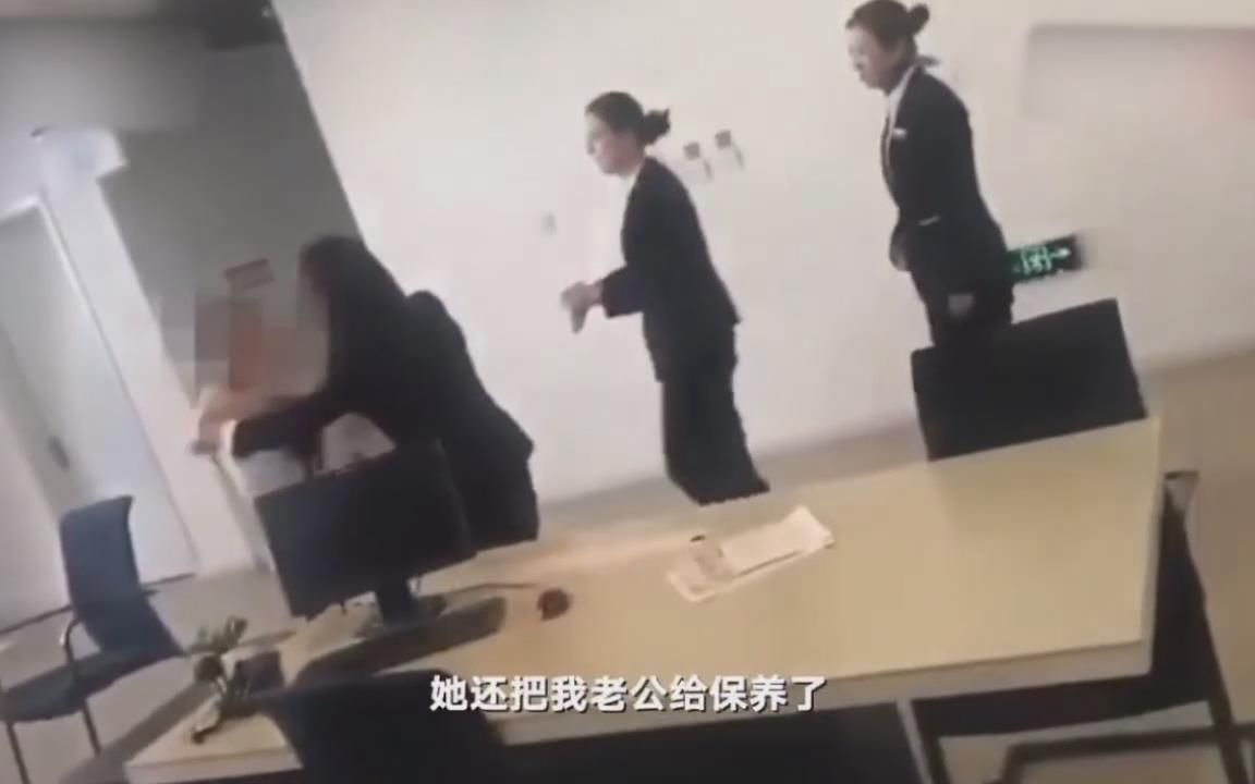 [图]女子大闹4S店抓女销售小三，还送锦旗感谢小三给自己老公提供姓服务，被行政拘留五天