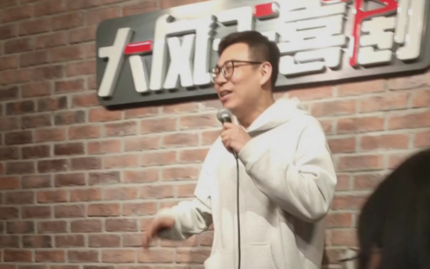 大风天喜剧炖大鹅演出结束《难忘今宵》