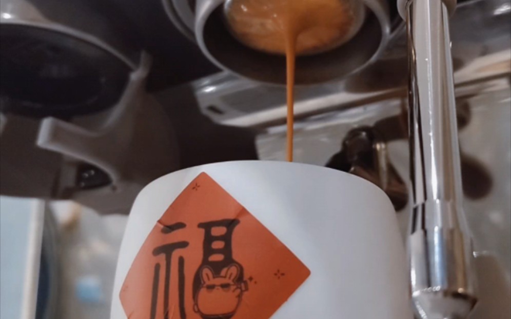 贴上福字就有了过年的气氛.