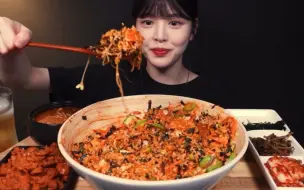 Download Video: 【搬运】230919 | BOKI欧尼mukbang 放满煎蛋的超大拌饭＋辣炒猪肉＋大酱汤