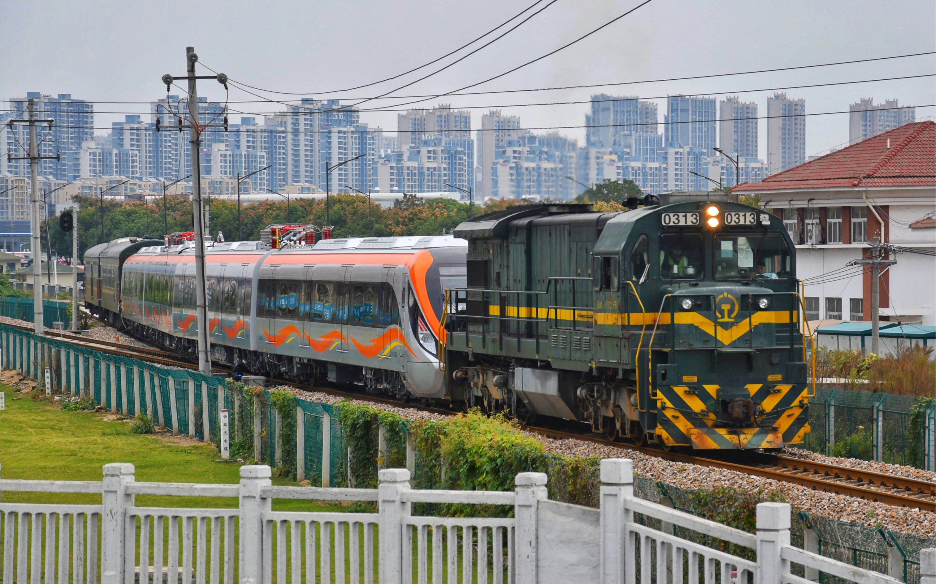 史诗级组合!nd5牵引火凤凰地铁!