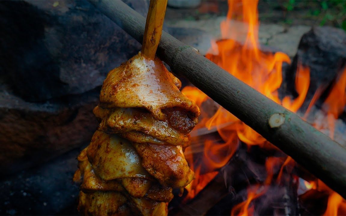 户外烹饪:在火上烤肉串(美国)