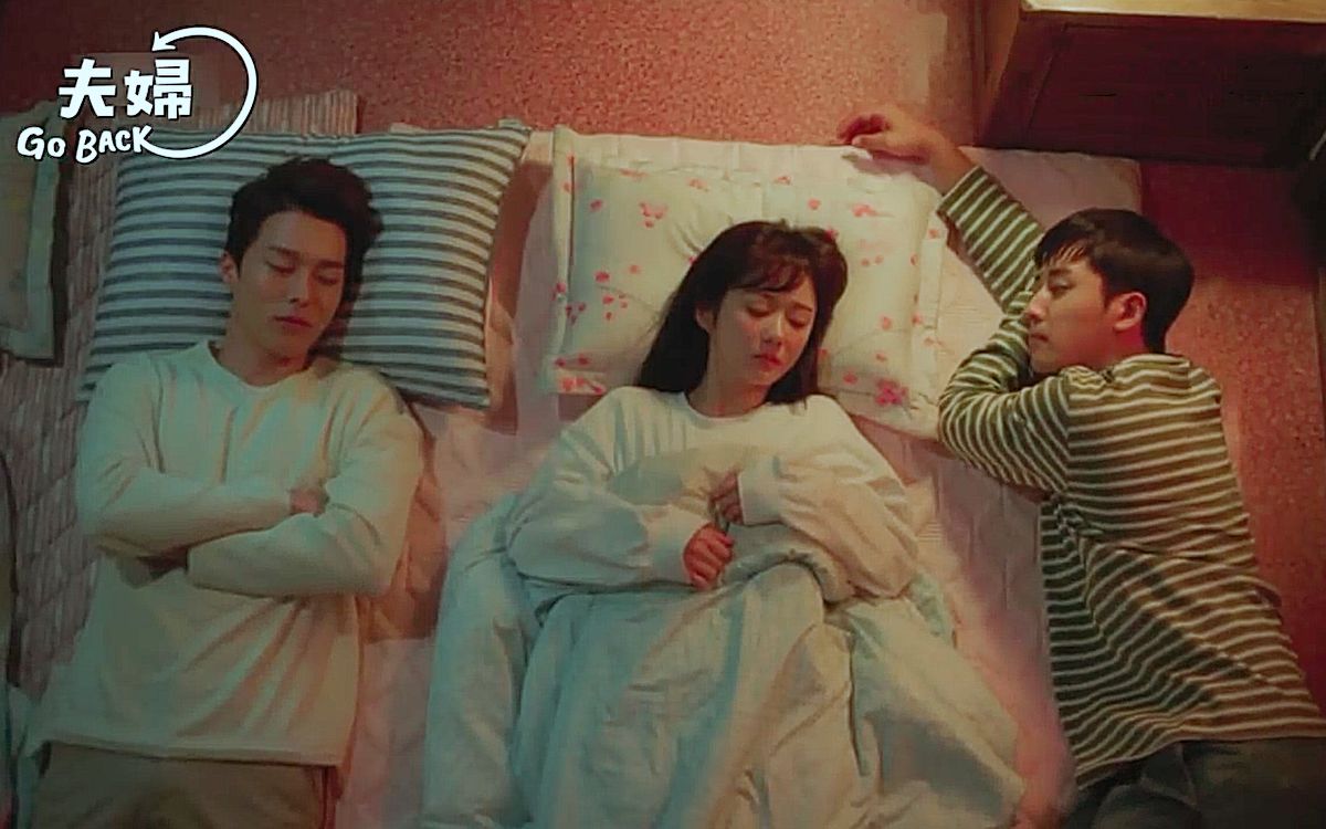 【抢床战】两男一女抢床大战,女生真的好幸福