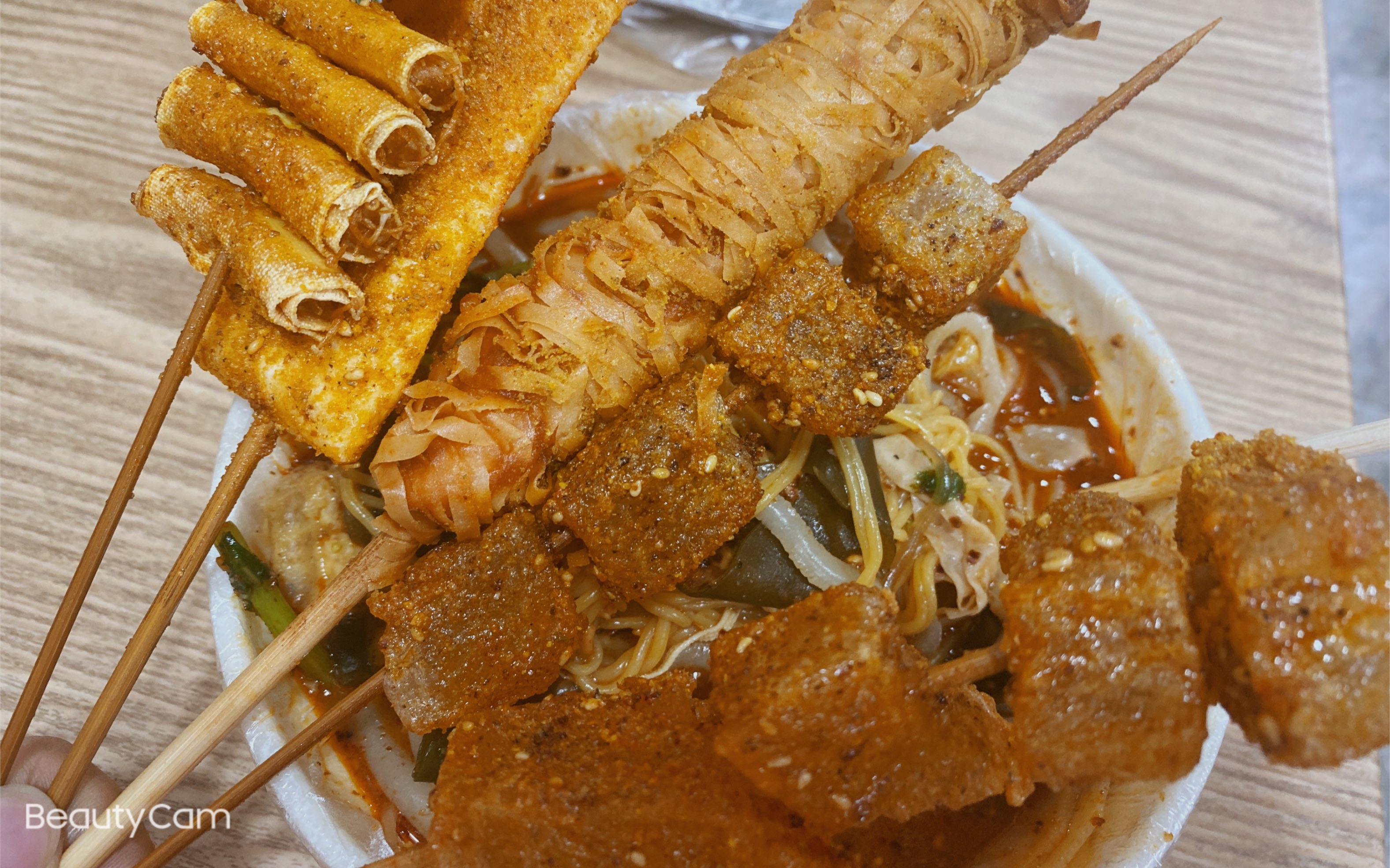 东北老式川天椒麻辣烫配上咔哧咔哧脆的炸串,绝了绝了!