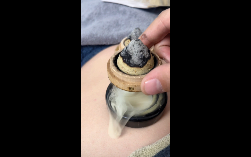 过年胡吃海喝的,隔姜灸中脘 隔盐灸神阙