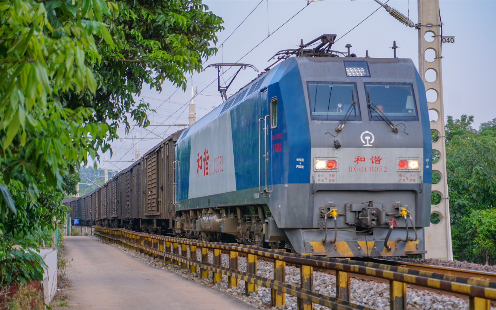 南防线宁局邕段hxd1c0052机车牵引货列去吴圩站方向