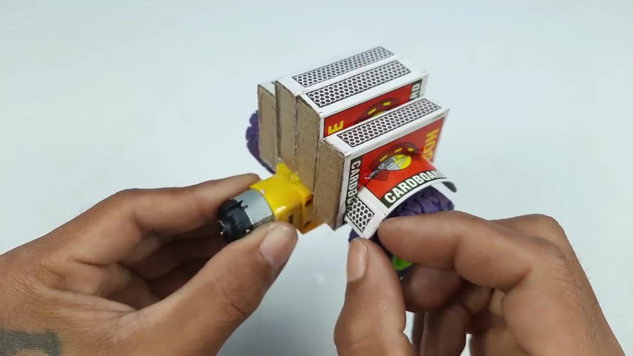 如何在家制作火柴盒摩托车从火柴盒diy直流电机三轮车