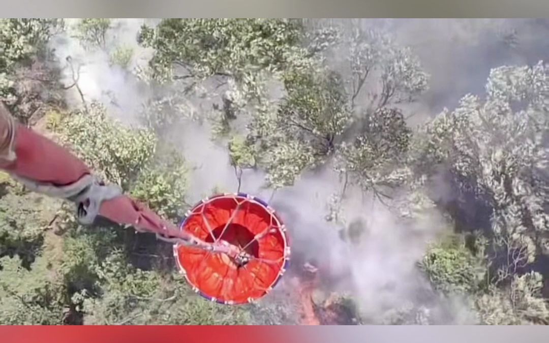 临沂蒙山雷雨后突发山火,直升机精准“浇灭”哔哩哔哩bilibili