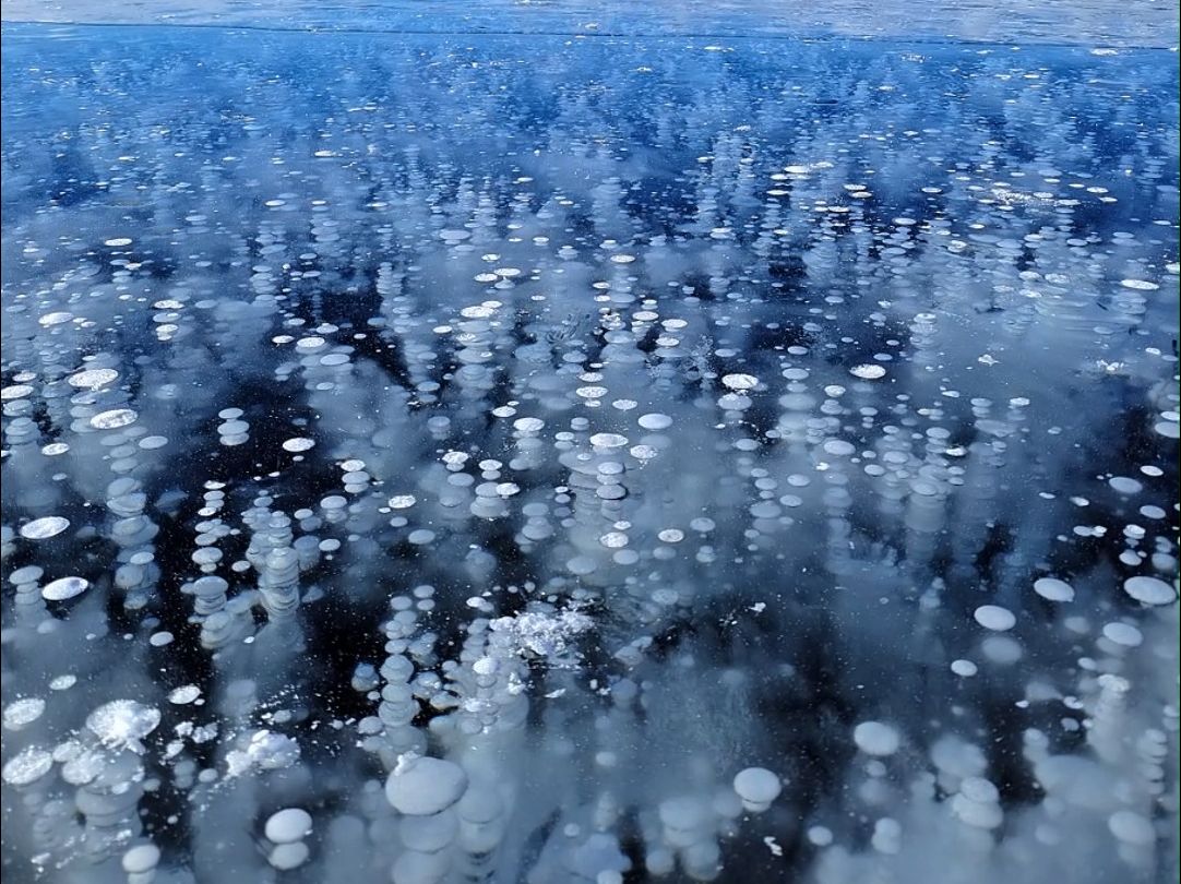 再过一段时间,赛里木湖梦幻的冰泡就出现了,你想去看么