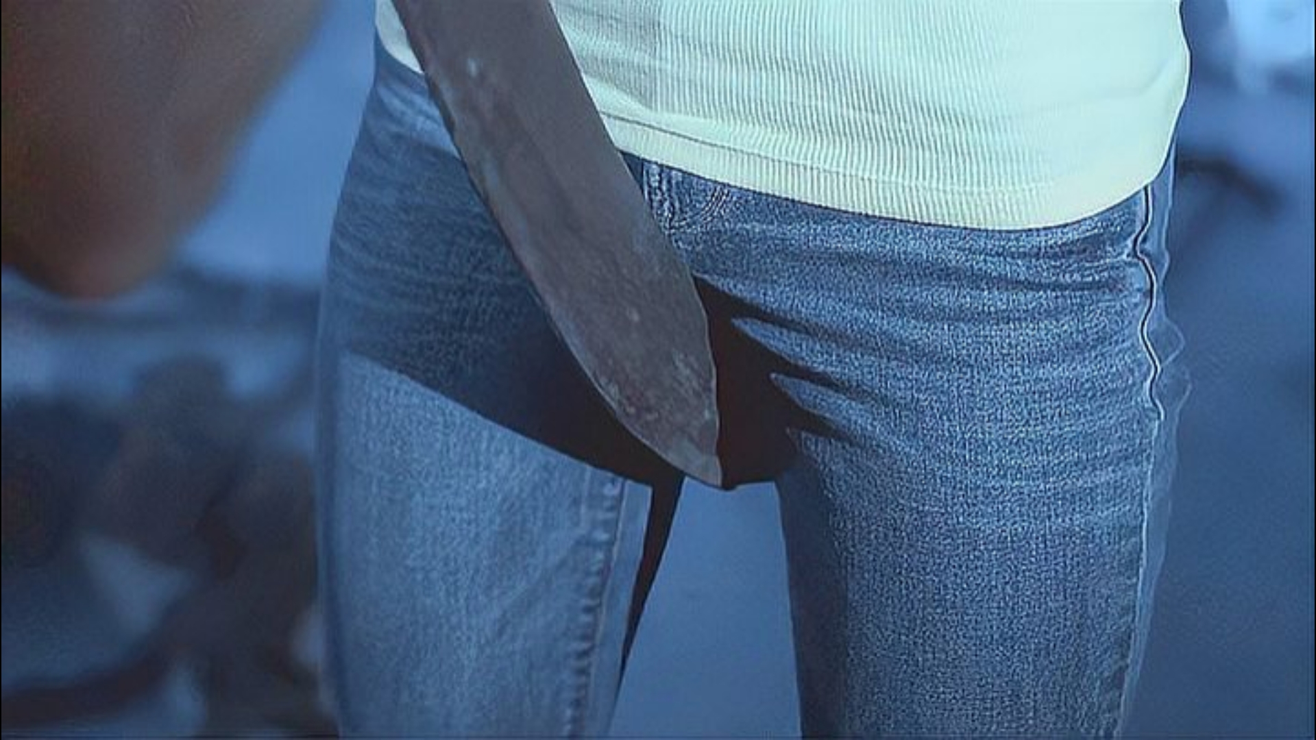 女人被屠夫一刀劈成两半!