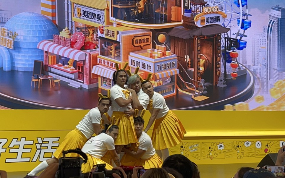 猛男舞团空降chinajoy表演《新宝岛》