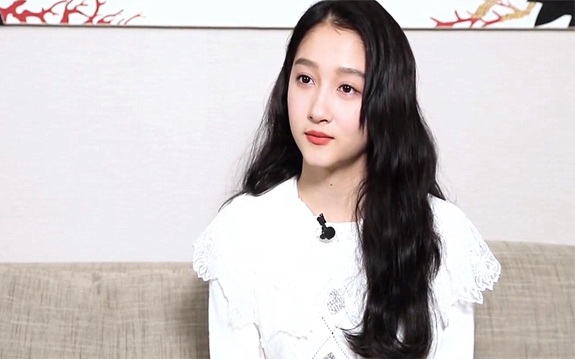 关晓彤万元名牌鞋被粉丝踩脏,她脱口而出7个字,网友瞬间沉默