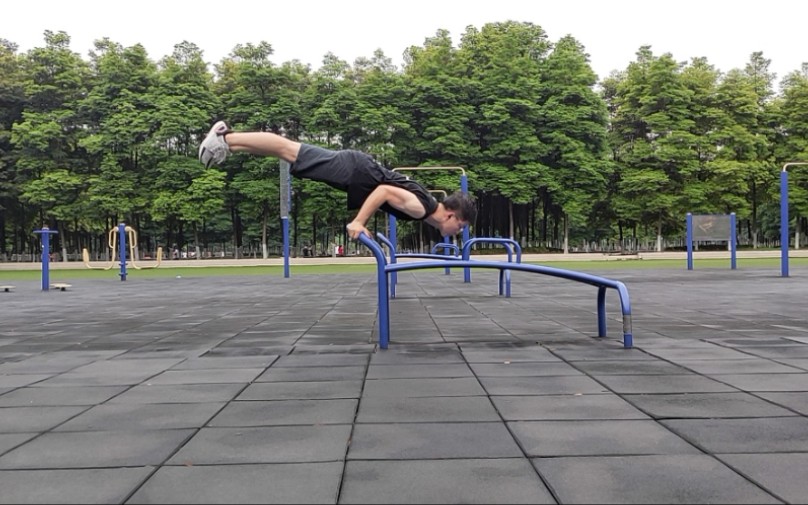 操场上尝试一下曲臂俄挺