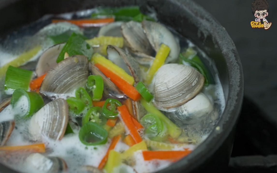 新鲜的韩国贝壳海鲜汤