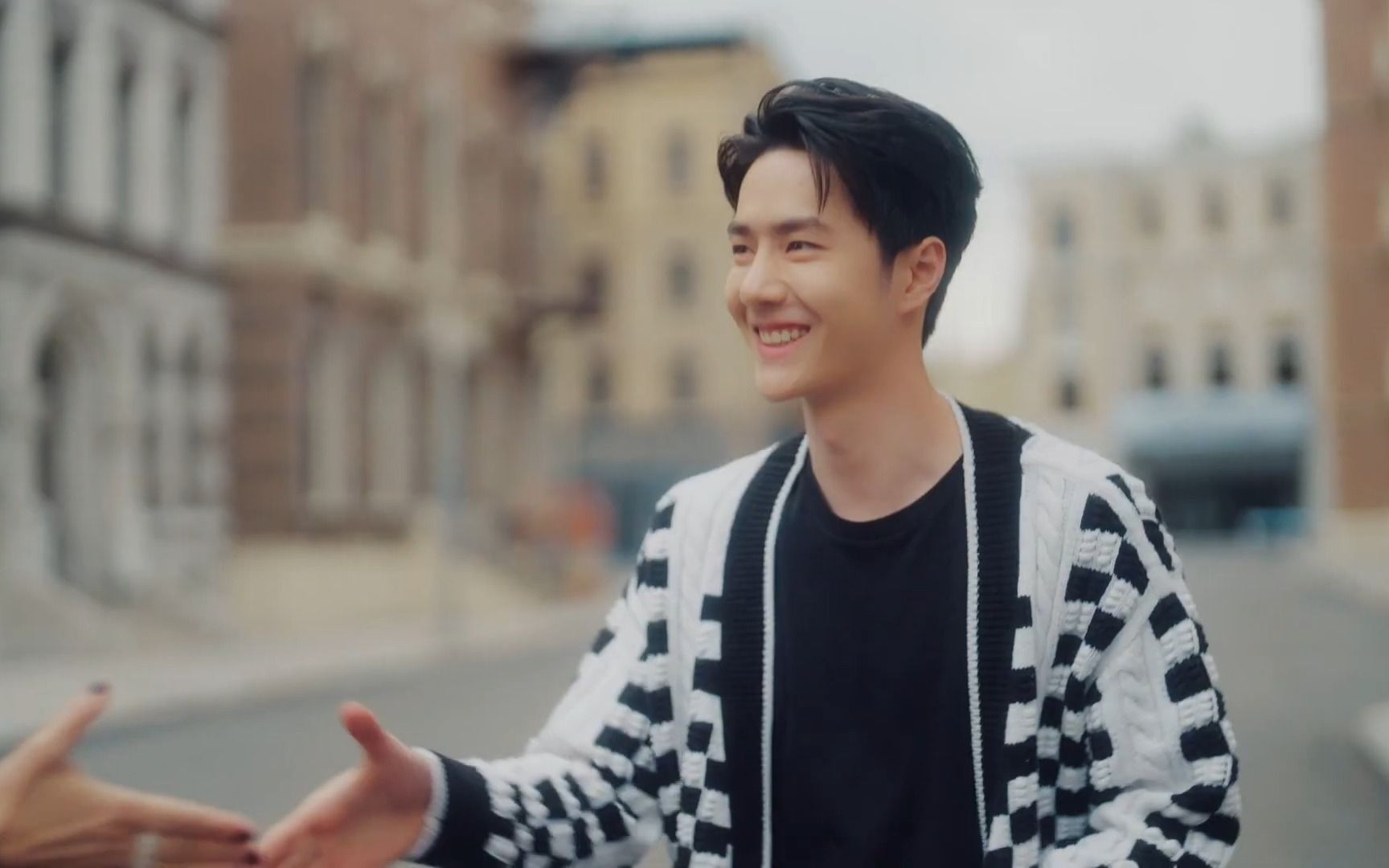 【1080p】王一博 chanel cruise 2023_24 show - lights, camera