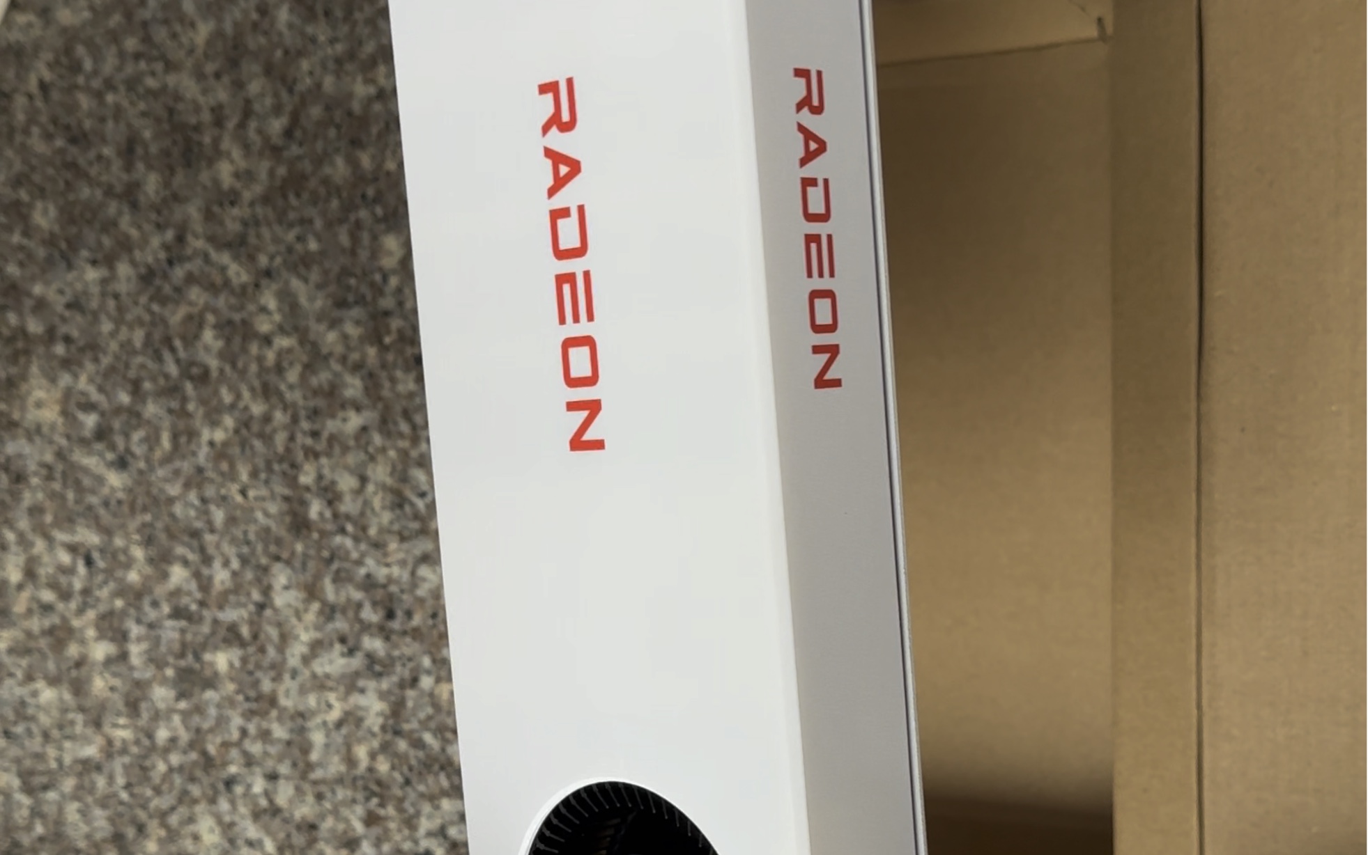 5700xt公版纯白开箱显卡全新