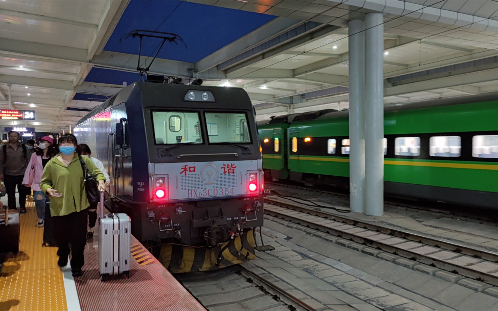 重庆北站早上的调机作业hxd3c0354和ss7c0148