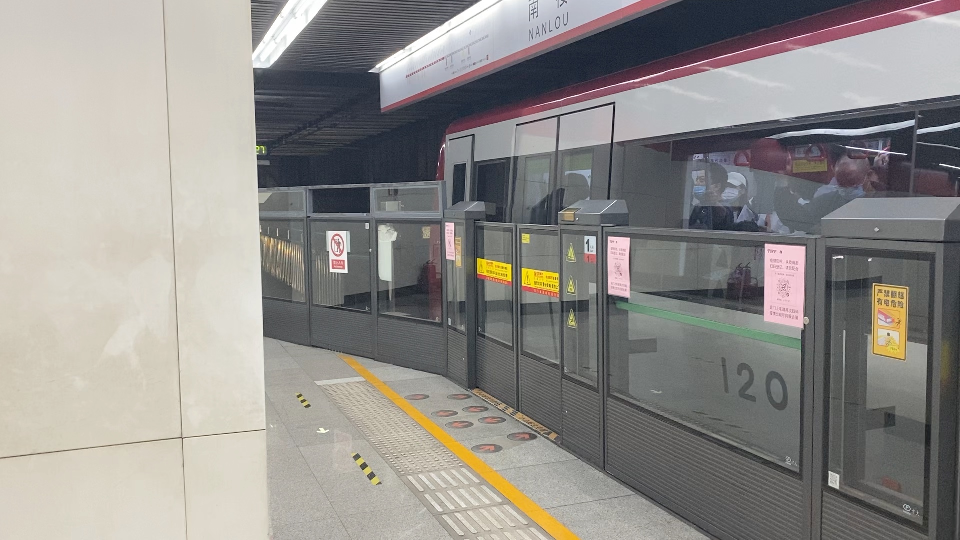 天津地铁1号线01b01dkz9型列车南楼站出站