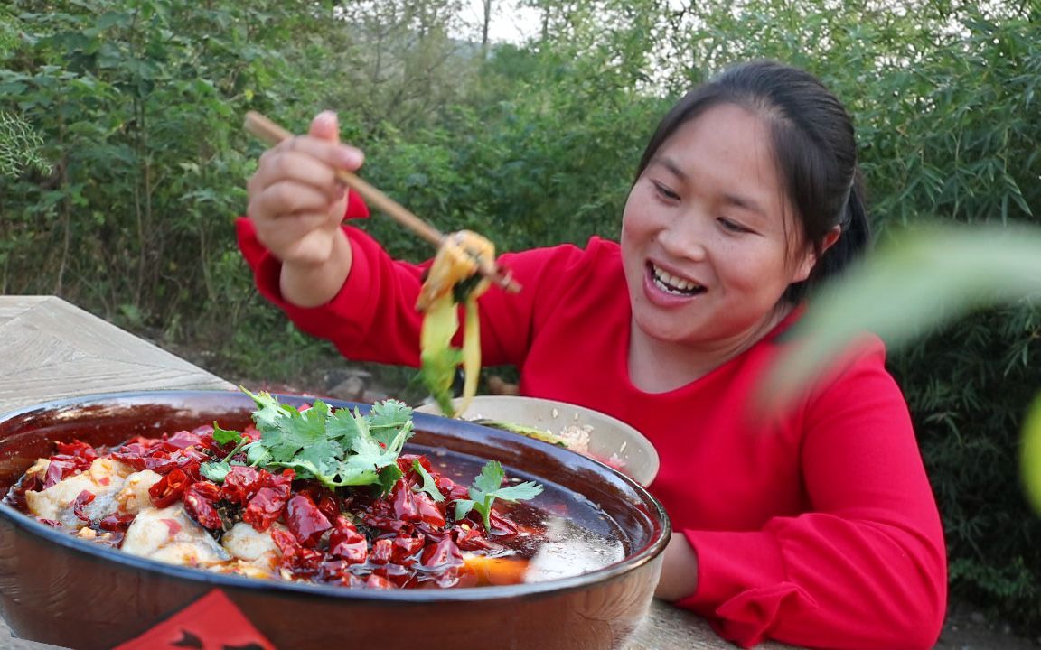 胖妹用200度热油做沸腾鱼15秒立马出锅肉质鲜嫩下饭真带劲