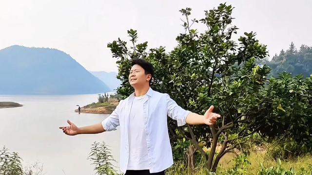 好一首磅礴大气的《三峡情》,他唱出了一种气势!