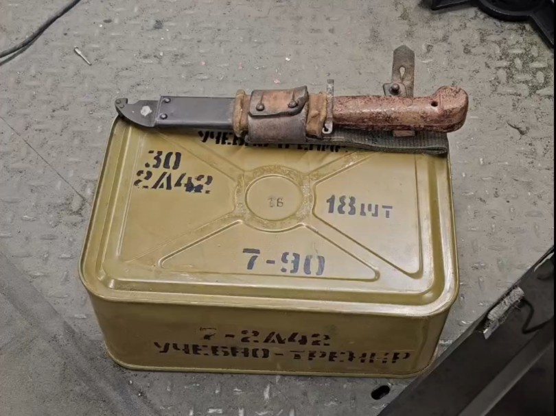 开箱一盒苏联1990年的30毫米机炮弹药