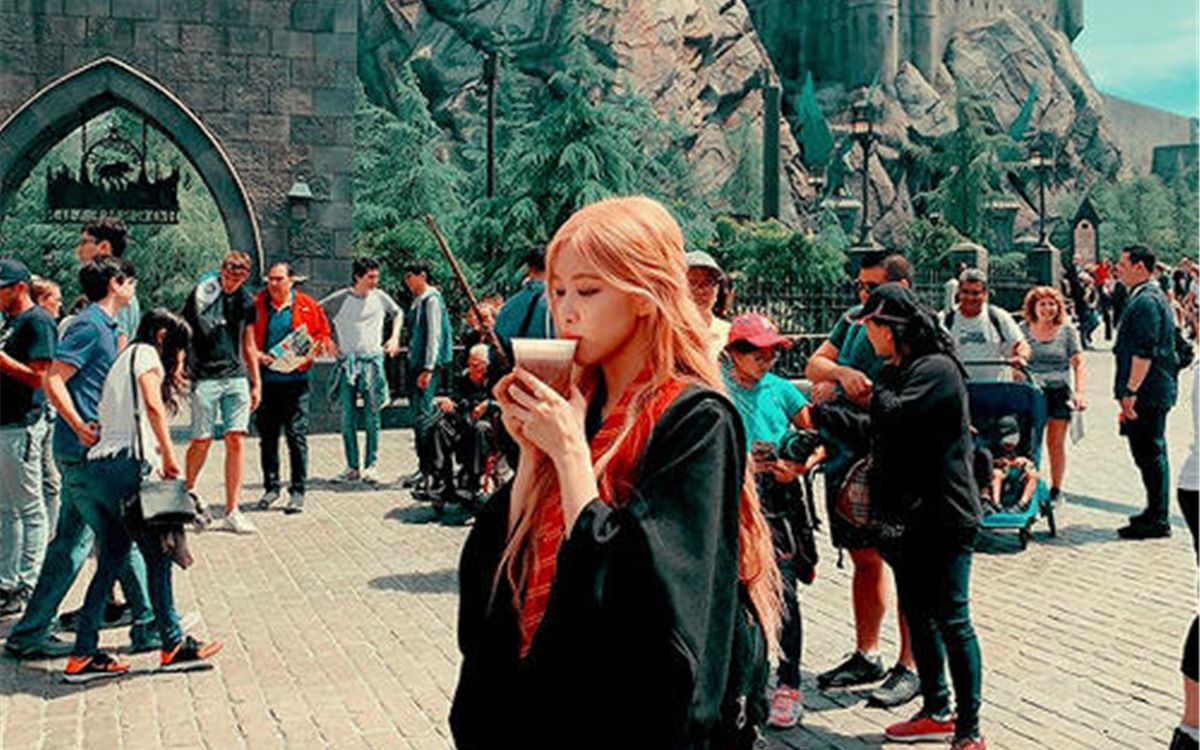 lisa和朴彩英的五花肉组合来了,两人笑的好开心,五花肉最棒