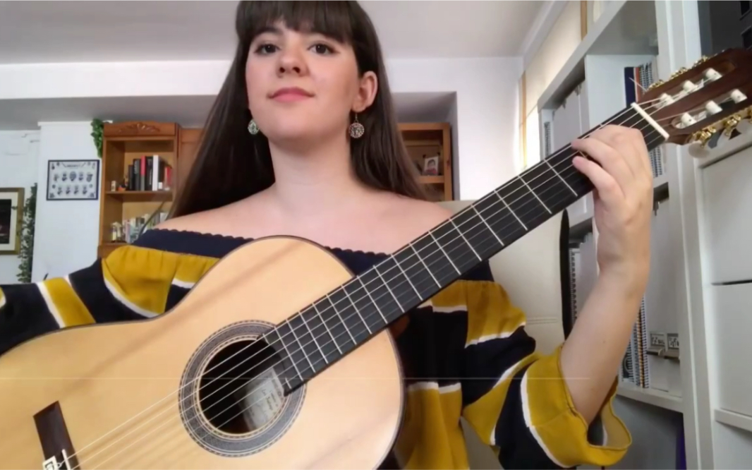 美女用古典吉他弹《啊朋友再见》原版意大利语bella ciao