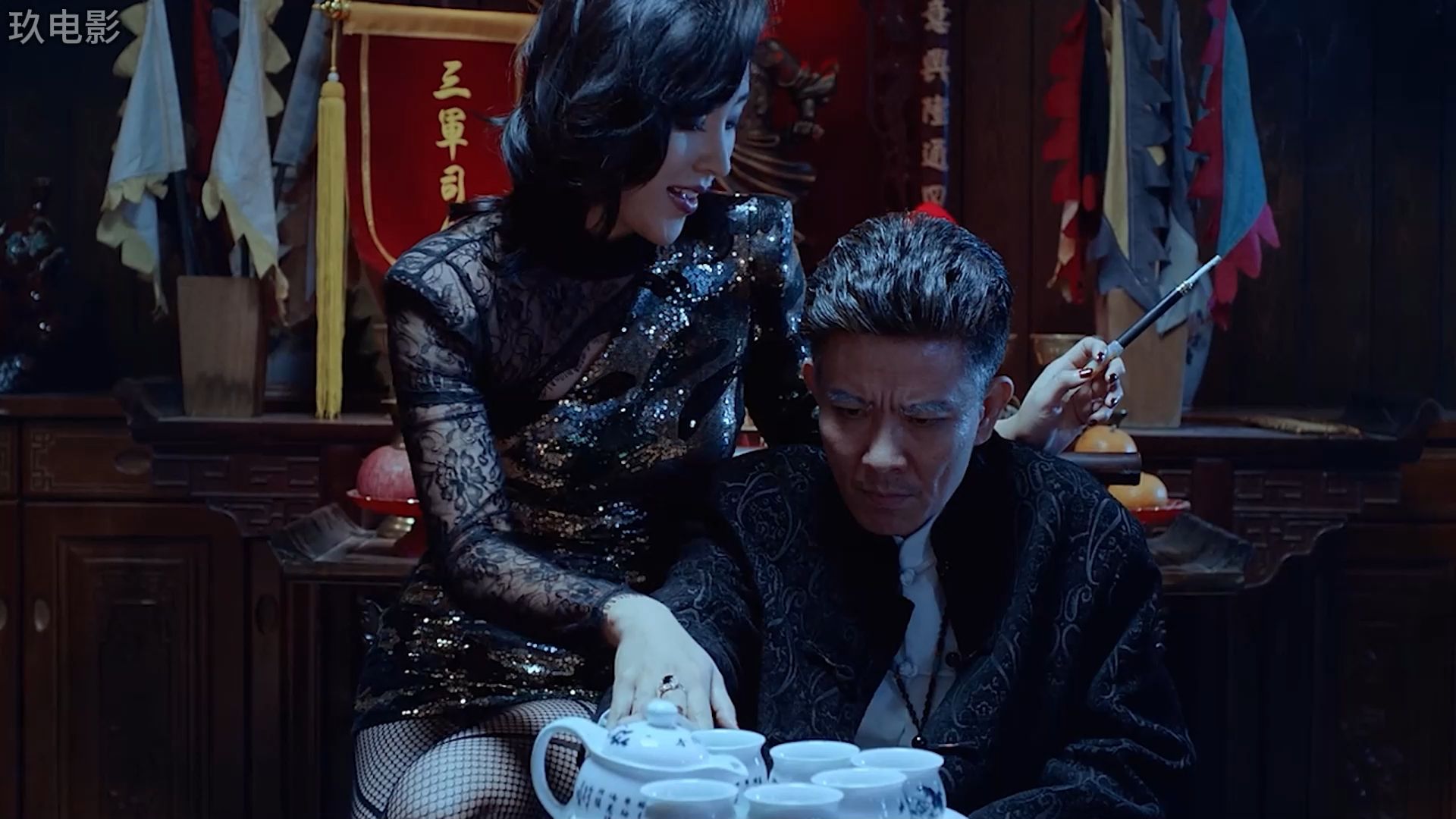 大哥怒火中烧,大嫂表示她可以和小姐妹一起,给大哥败败火