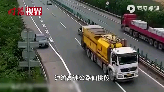 高速上宝马车被大货车撞飞 车主面对交警时表情意外哔哩哔哩bilibili