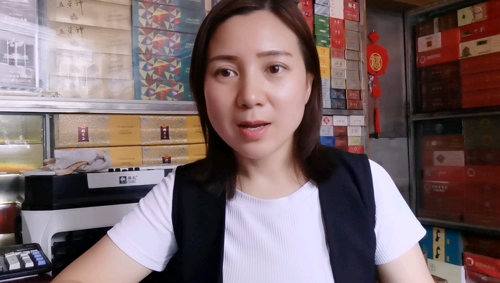 烟酒便利店,老板娘卖出3000多块钱烟,为啥心里一直忐忑不安?