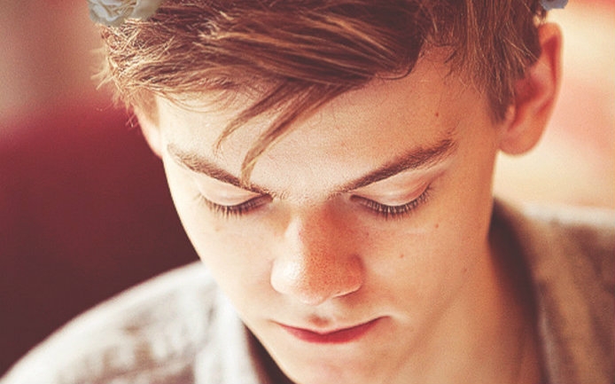 【thomas sangster】当迷妹展示dylan的手机壳时托总的反应
