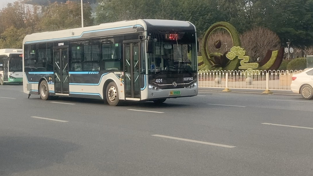 武汉公交401路通过首义广场