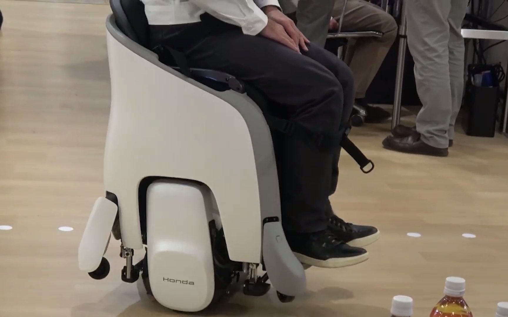 本田新车竟然是个轮椅,不用双手控制也可自由移动!