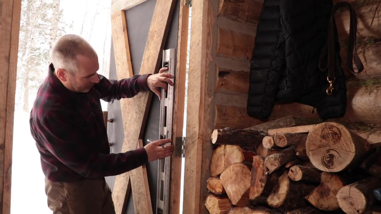 【原始木屋】18. 木屋皮面精装门和地洞! Log CabinLeatherbound Door and The Hole in the Floor!哔哩哔哩bilibili