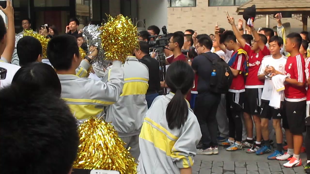 [图]今生亲眼见到足坛传奇！小罗中国行到访北京市第二中学