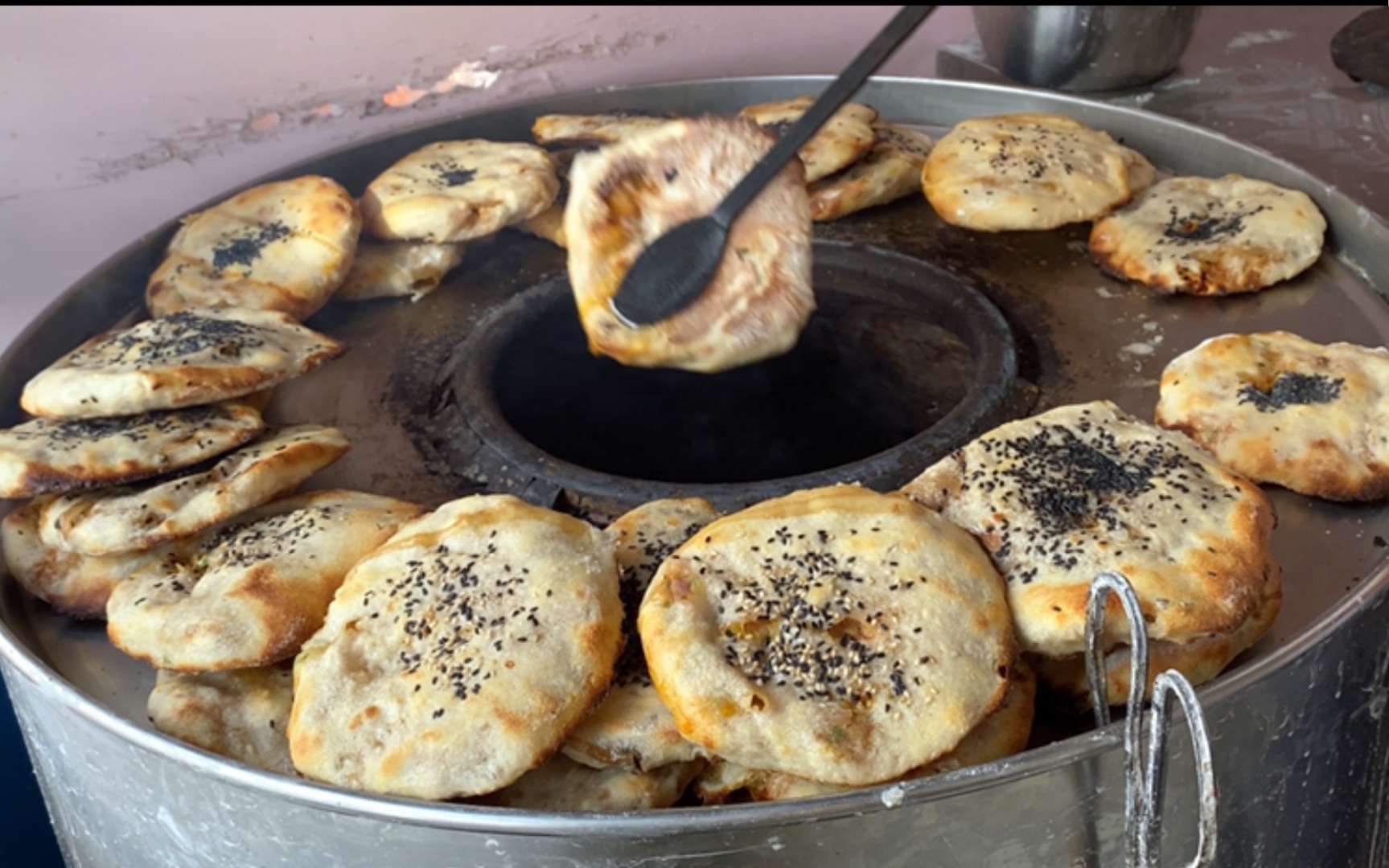 80年代起源于江西上饶的烧饼,30多年老味道,9元一个,全是肉_哔哩哔哩