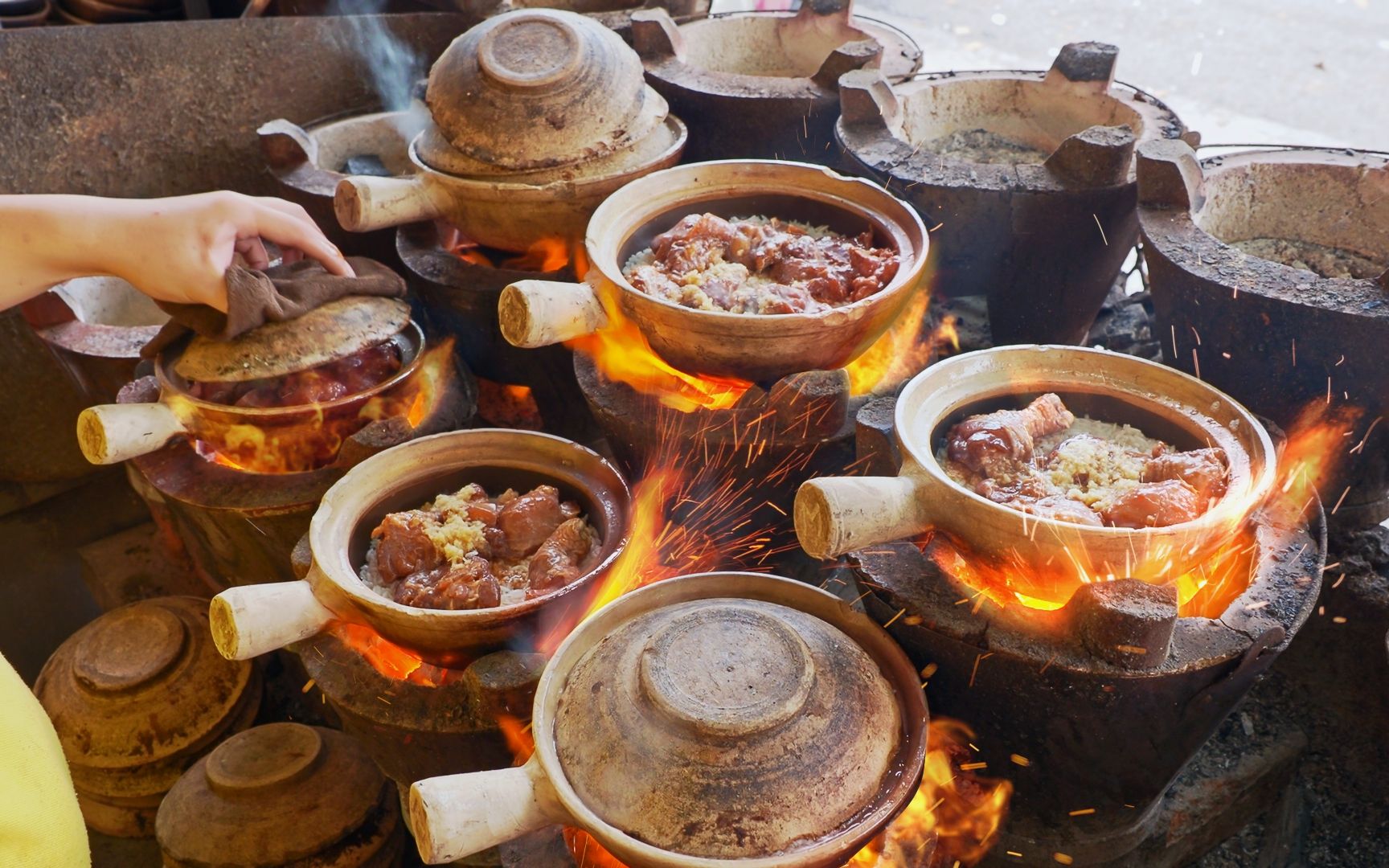 [图]炭香喷发！瓦煲鸡饭, 腊味煲仔饭制作- 凯特食旅