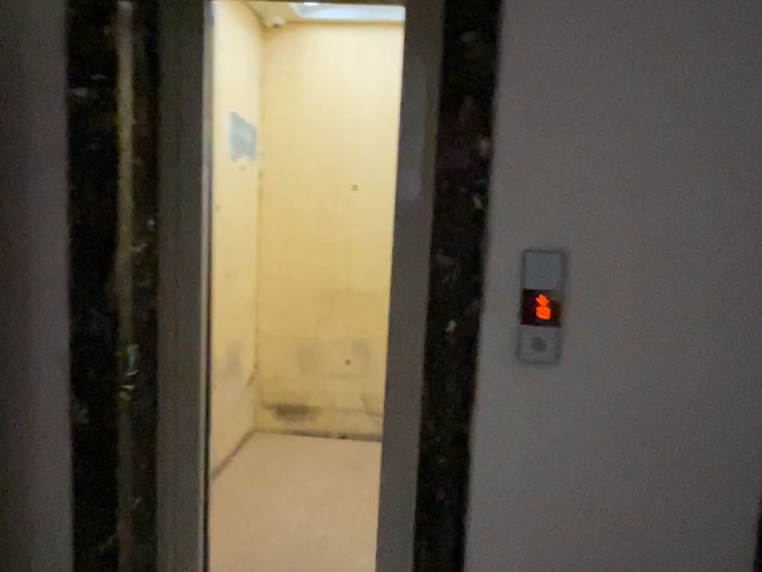 某地小区橙色数码管显示屏的通力电梯(18层客梯尺寸)