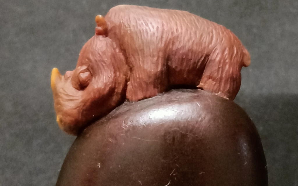 缅茄雕刻文玩犀牛